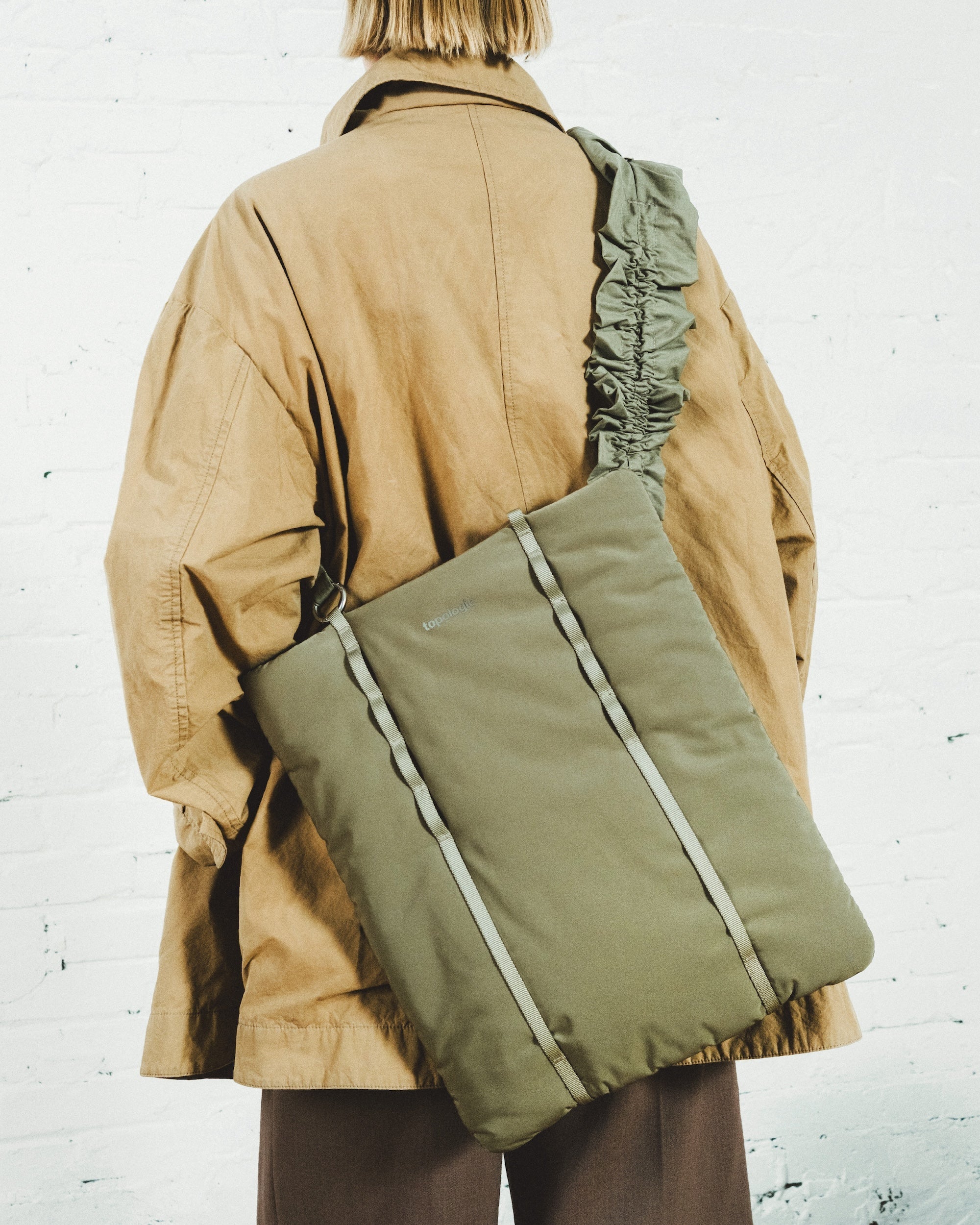 16인치 클라우드 쇼퍼백 16