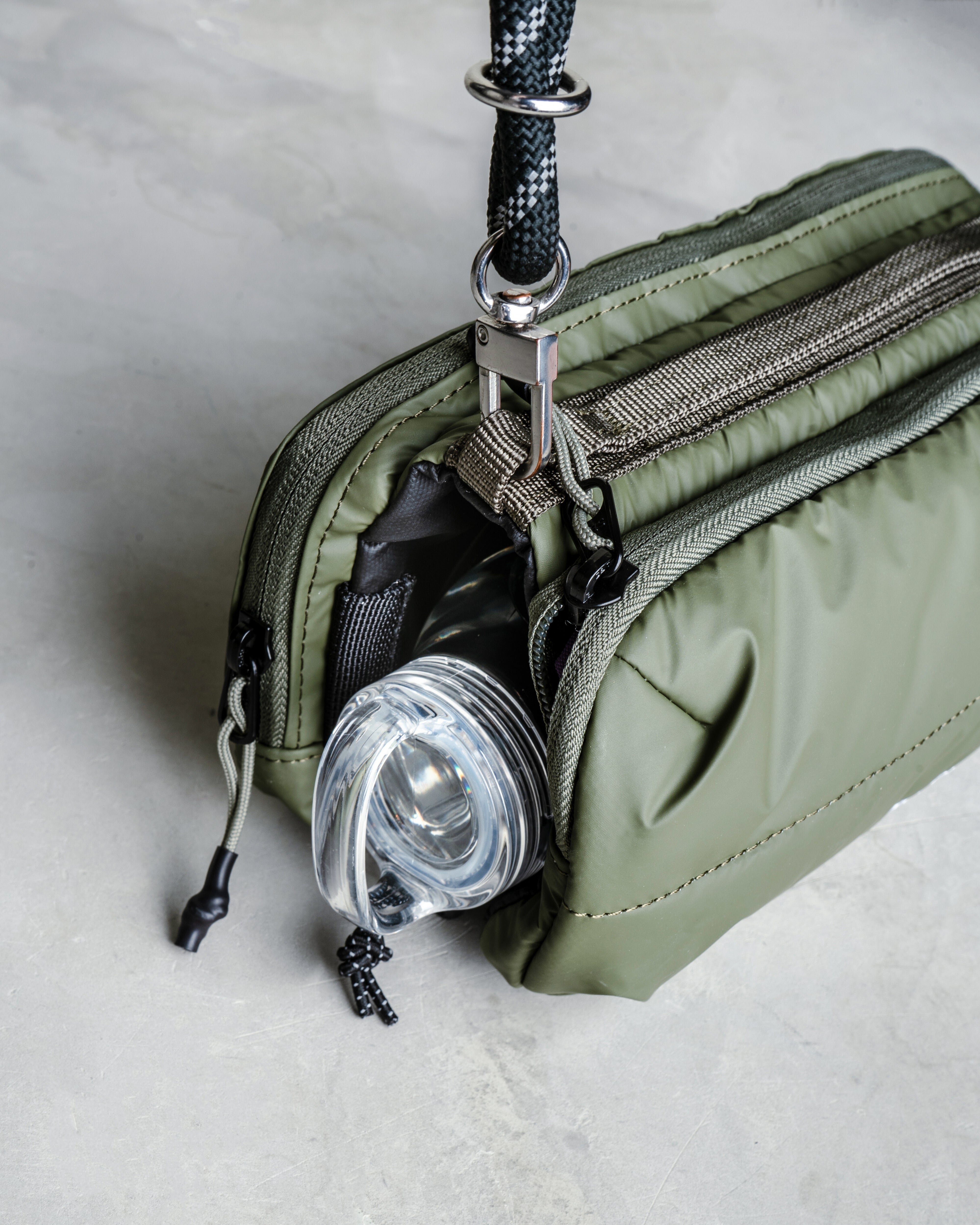 보틀 사코슈백 Bottle Sacoche / Chrome / 번지 손목 스트랩 Bungee Wrist Strap / Chrome (Synthetic Leather)
