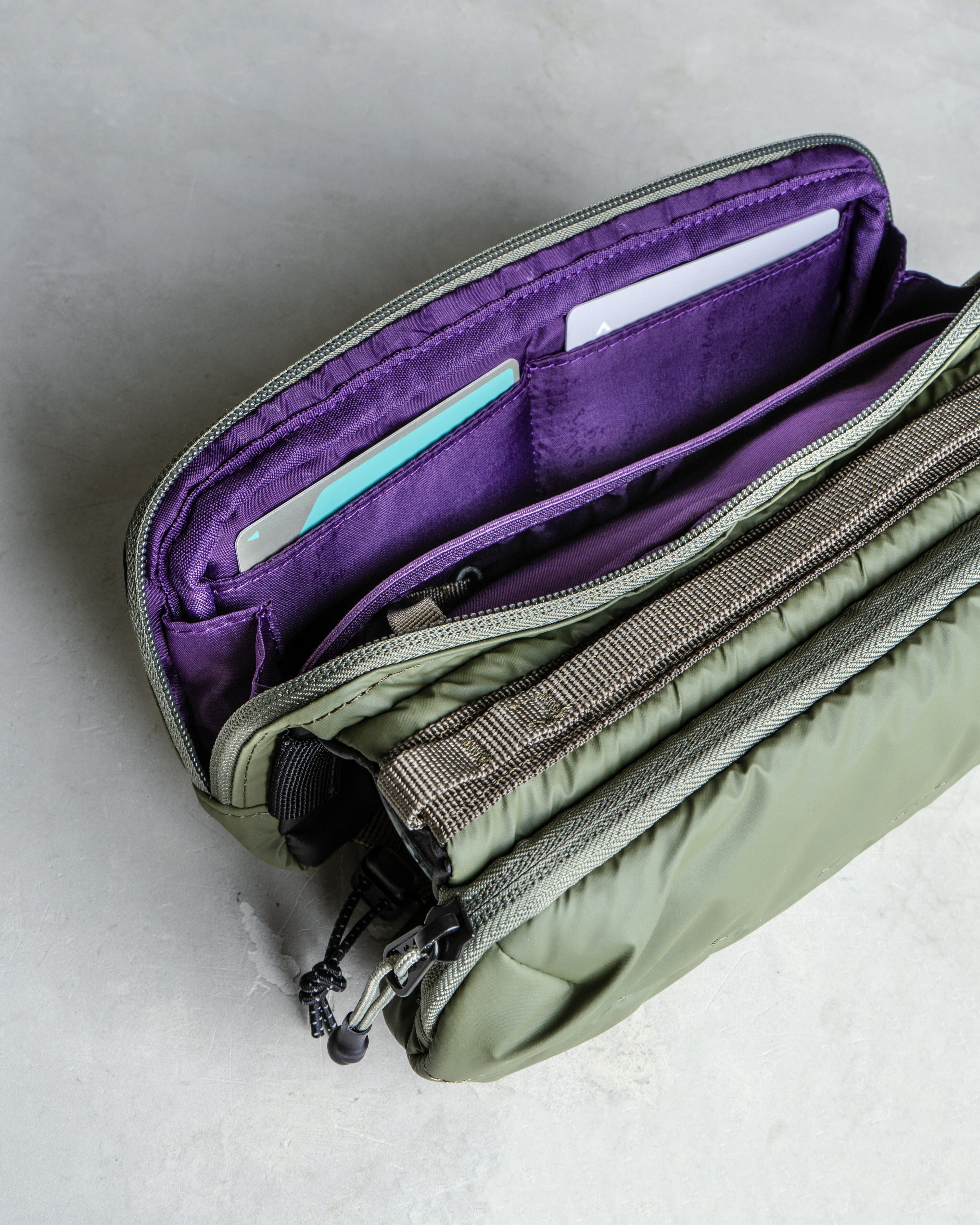 보틀 사코슈백 Bottle Sacoche / Black (Puffer) / 번지 스트랩 Bungee Strap / Black (Synthetic Leather)
