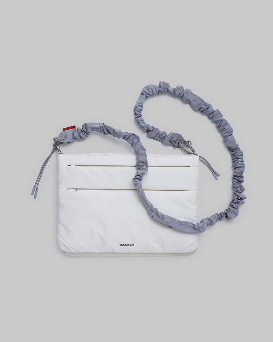 플랫 사코슈백 라지 Flat Sacoche Large / Marshmallow / 번지 스트랩 Bungee Strap / Sleet