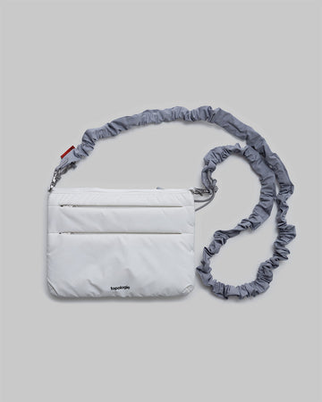 플랫 사코슈백 미디엄 Flat Sacoche Medium / Marshmallow / 번지 스트랩 Bungee Strap / Sleet