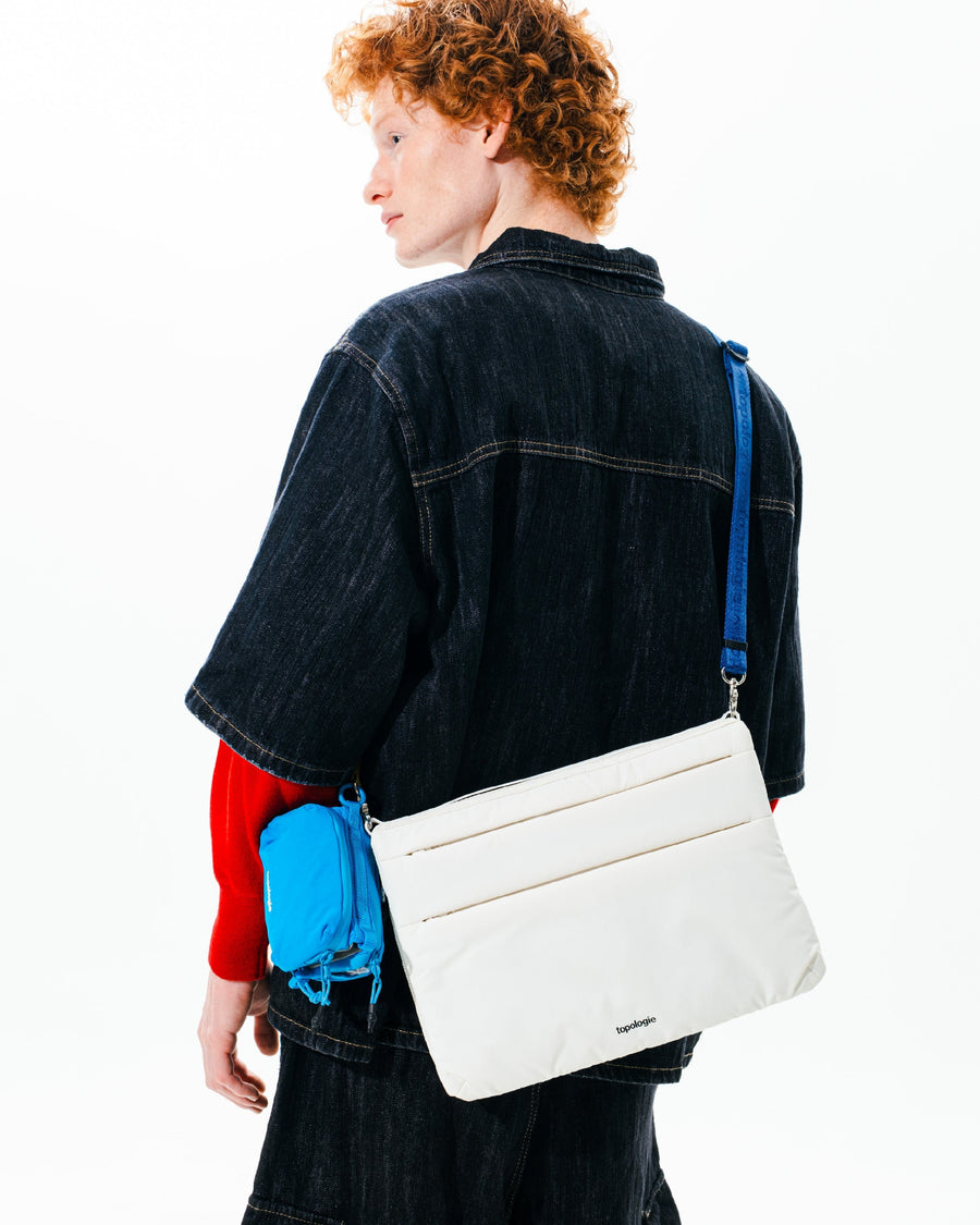 플랫 사코슈백 라지 Flat Sacoche Large / Marshmallow / 번지 스트랩 Bungee Strap / Sleet