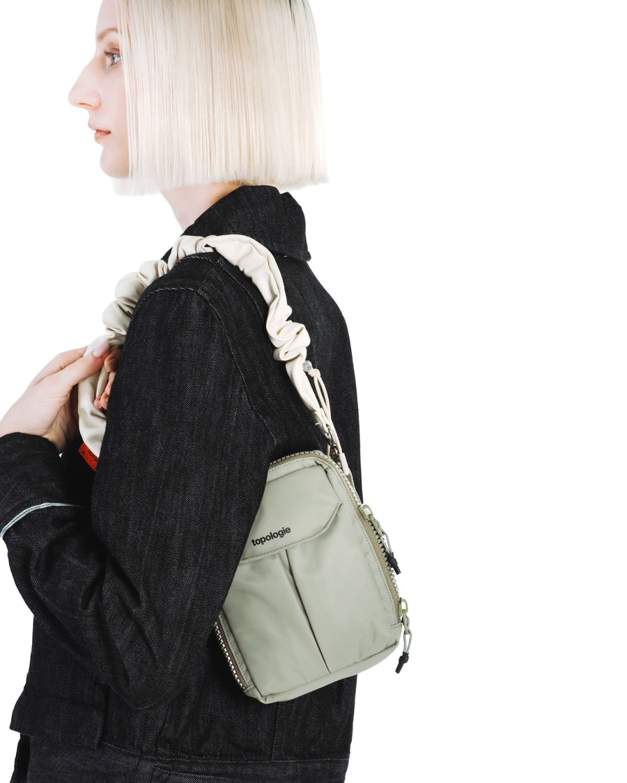 유틸리티 사코슈백 Utility Sacoche / Moss / 푸퍼 스트랩 Puffer Strap / Moss