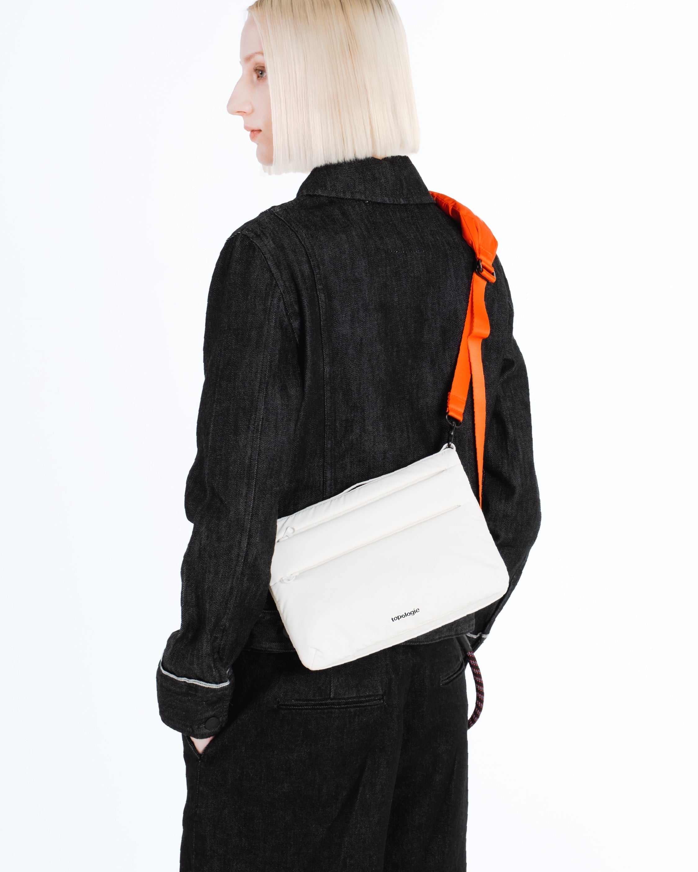플랫 사코슈백 미디엄 Flat Sacoche Medium / Marshmallow / 번지 스트랩 Bungee Strap / Sleet