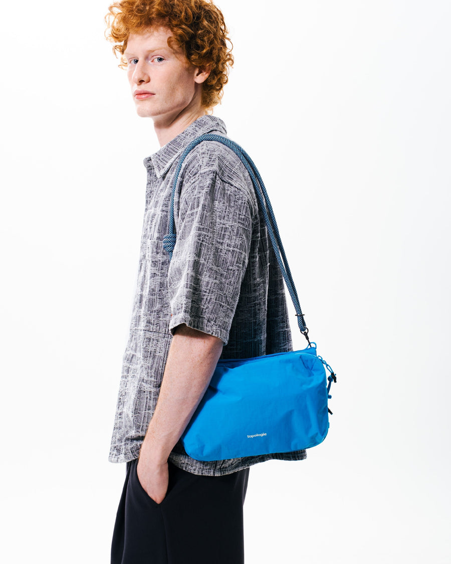 보틀 사코슈백 라지 Bottle Sacoche Large / Atomic Blue / 번지 스트랩 Bungee Strap / Marshmallow