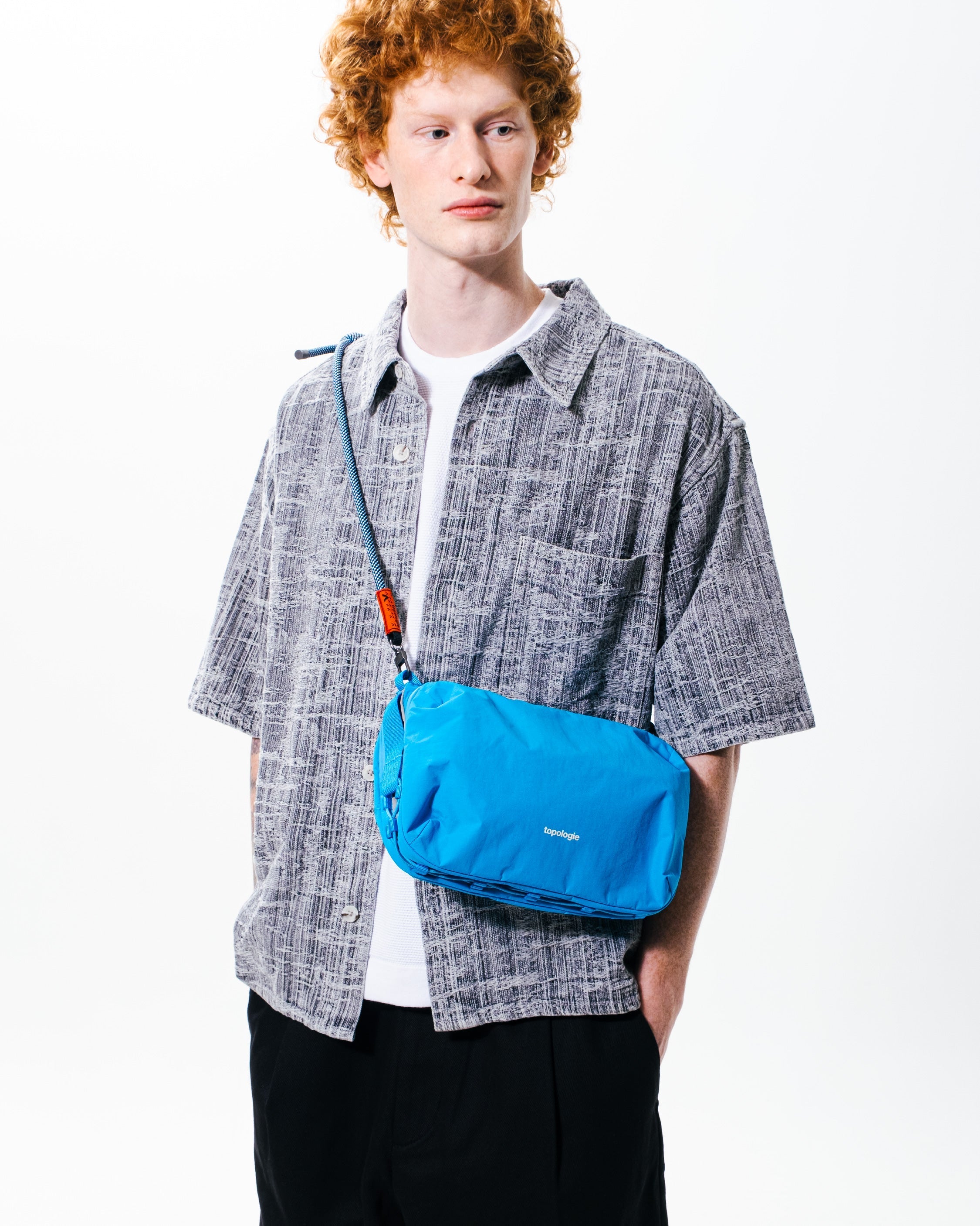 보틀 사코슈백 라지 Bottle Sacoche Large / Atomic Blue / 번지 스트랩 Bungee Strap / Marshmallow