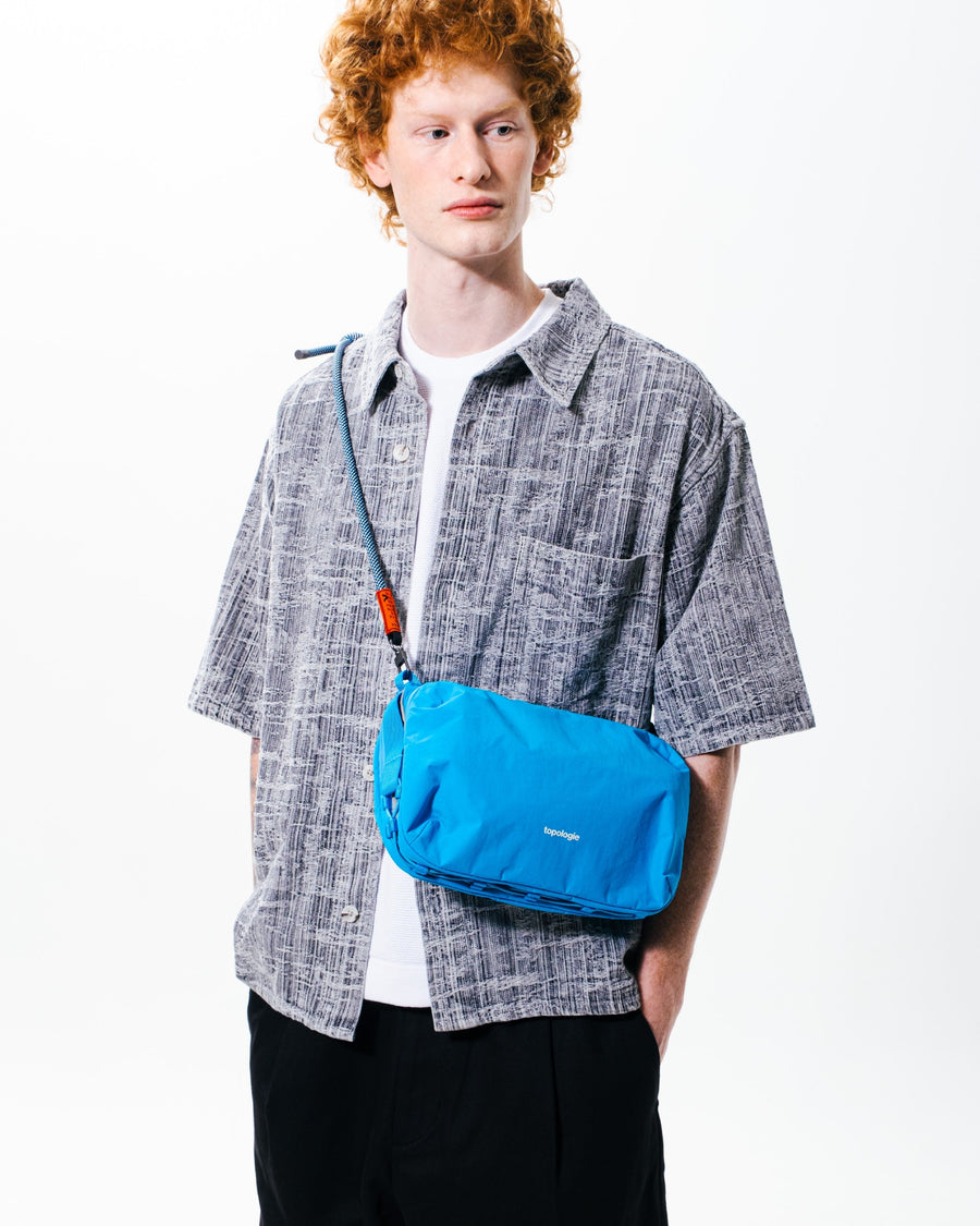 보틀 사코슈백 라지 Bottle Sacoche Large / Atomic Blue / 번지 스트랩 Bungee Strap / Marshmallow