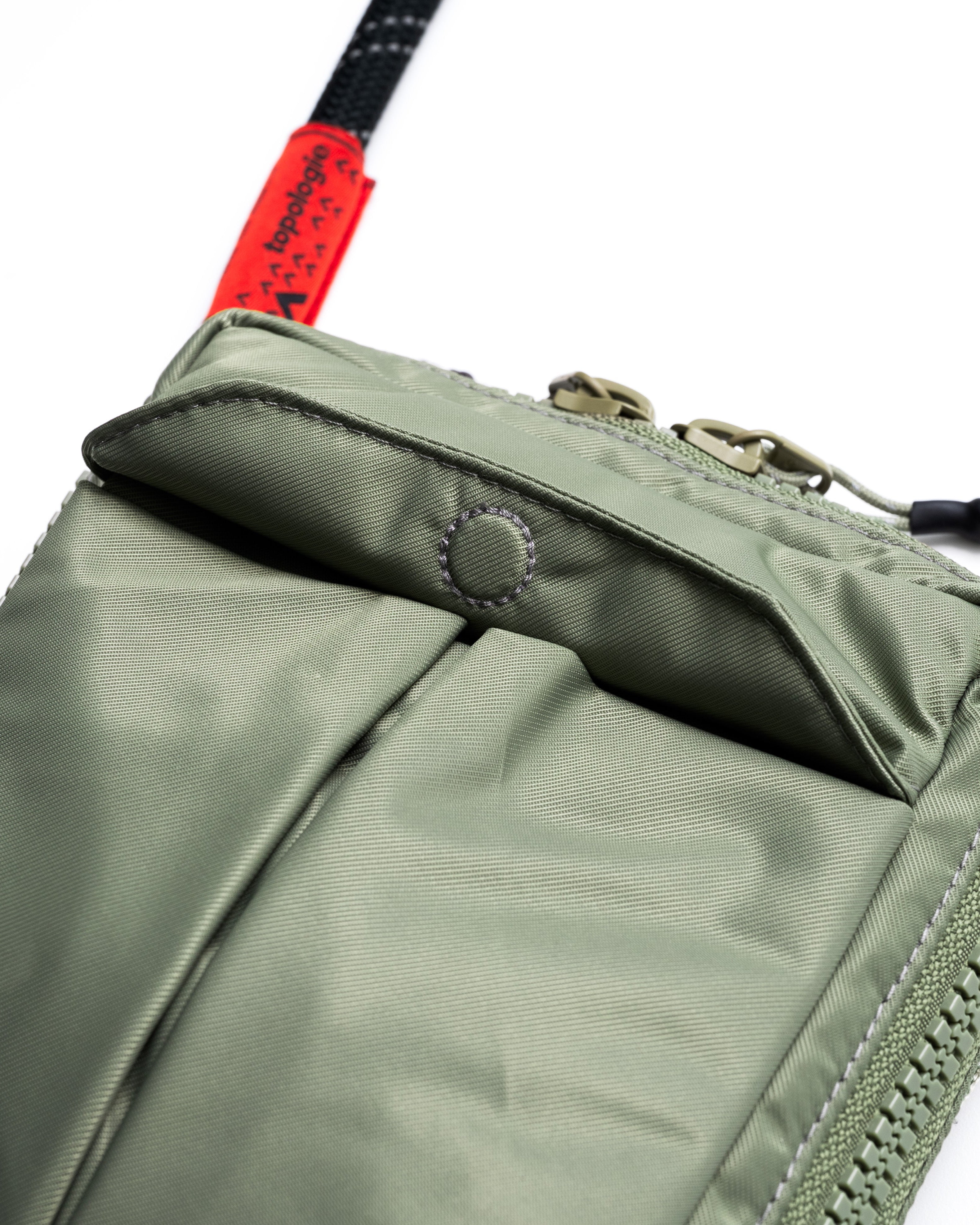 유틸리티 사코슈백 Utility Sacoche / Moss / 푸퍼 스트랩 Puffer Strap / Moss