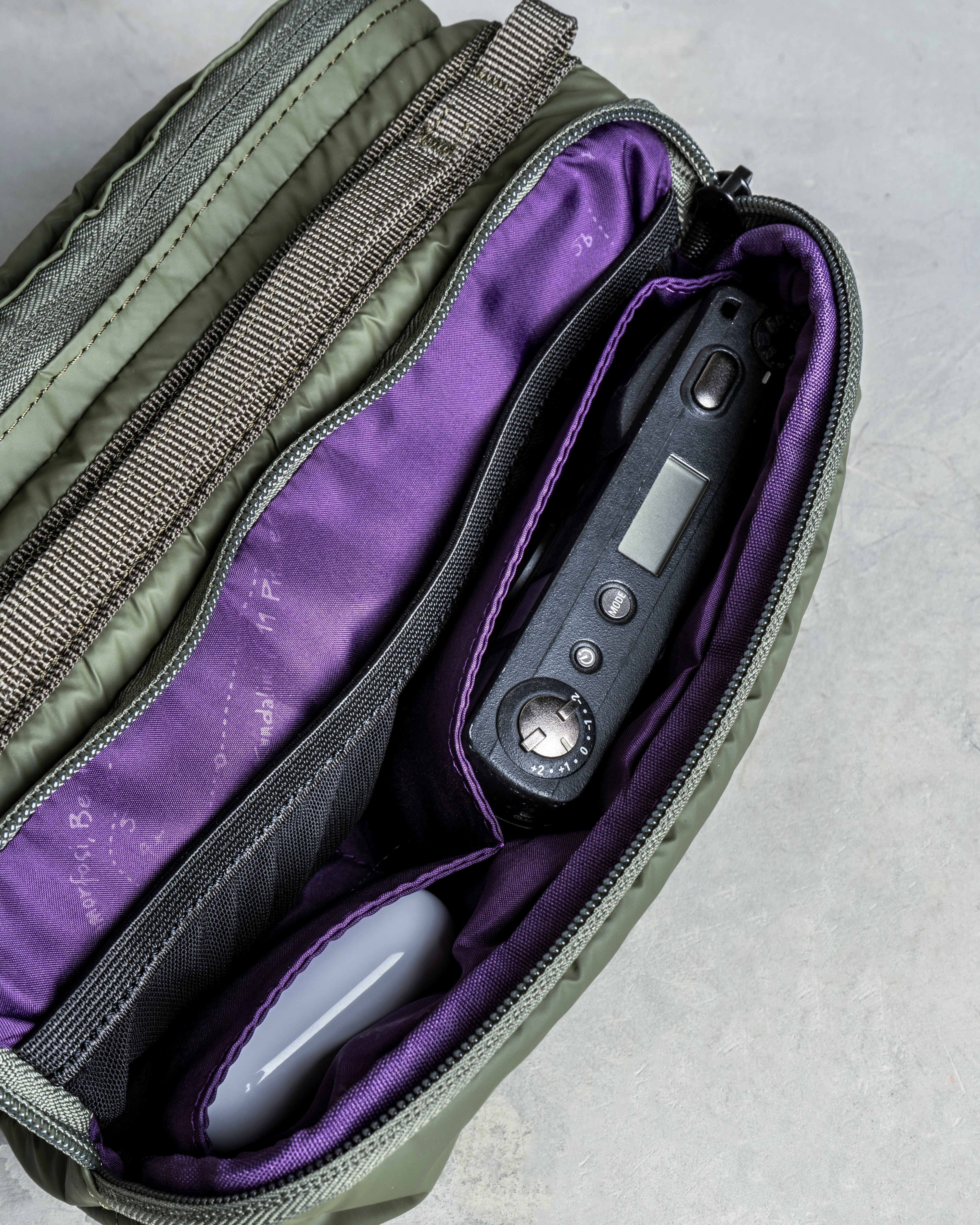 보틀 사코슈백 Bottle Sacoche / Black (Puffer) / 번지 스트랩 Bungee Strap / Black (Synthetic Leather)